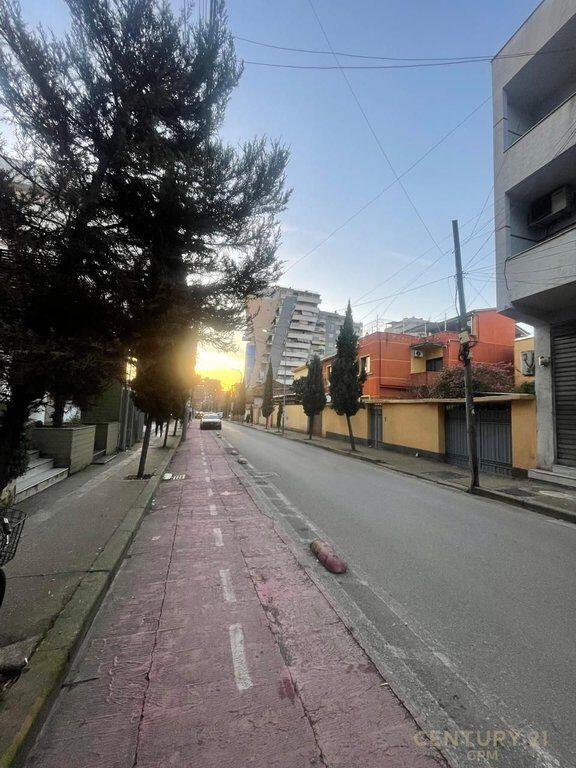 Shitet Dyqan Buzë Rruge – Shkolla “Partizani”