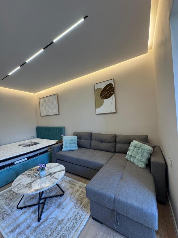 Shitet Garsionere Rruga Barrikadave📍St Trenit