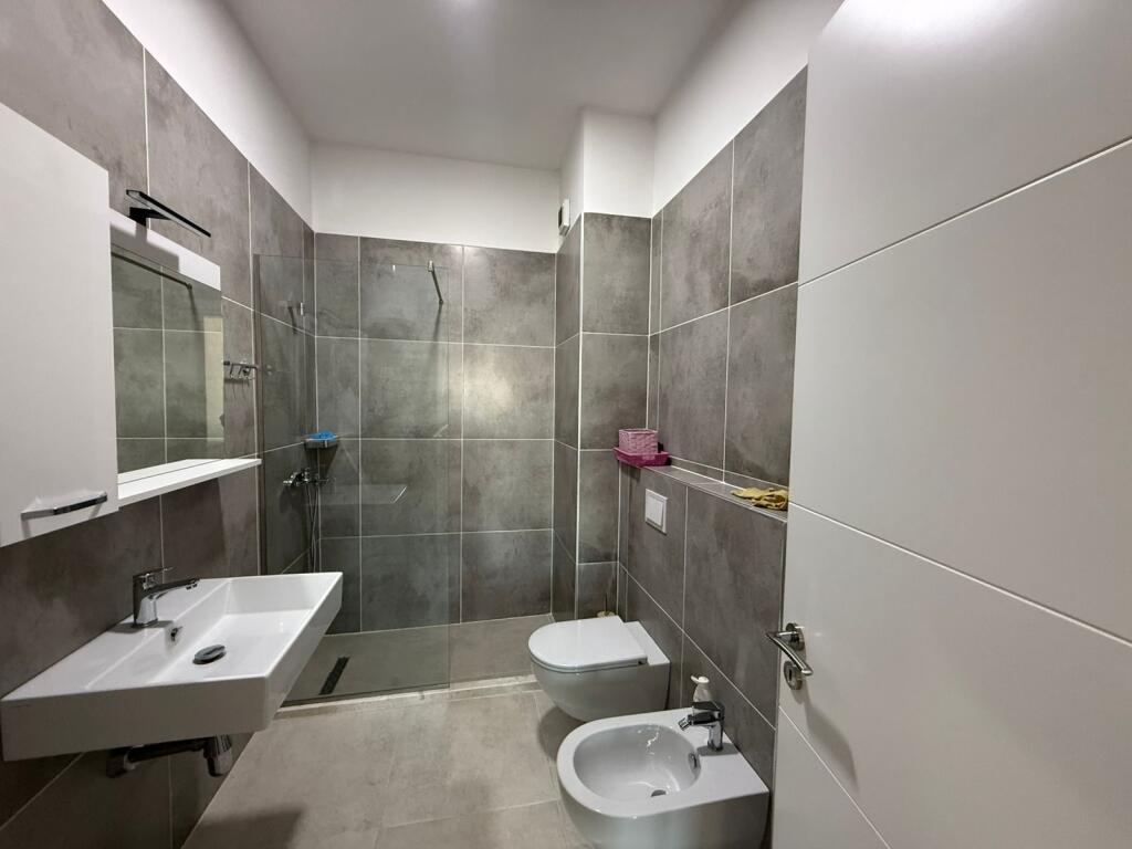 Jepet me qira apartament 2+1 perball UET ne porcelan