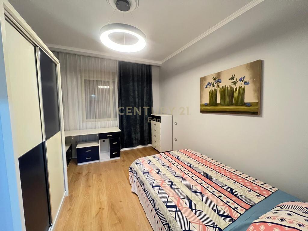 Shitet, Apartament 3+1+2, Prane Markates Durres !