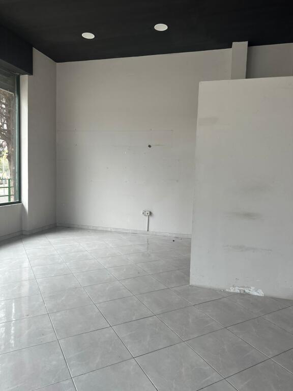 Dyqan me Qera Prane Kmy ne Yzberisht