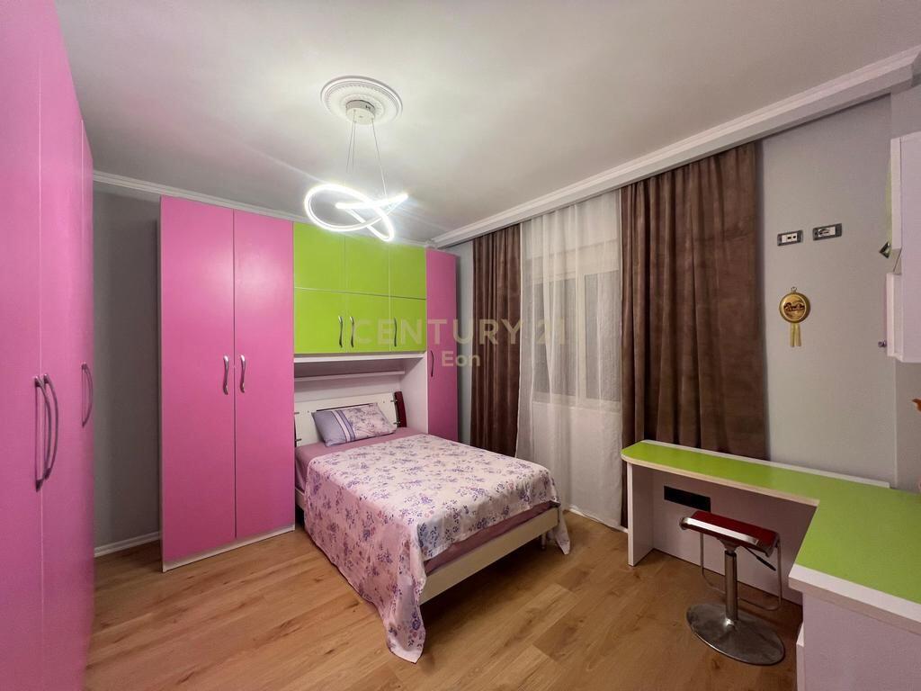 Shitet, Apartament 3+1+2, Prane Markates Durres !