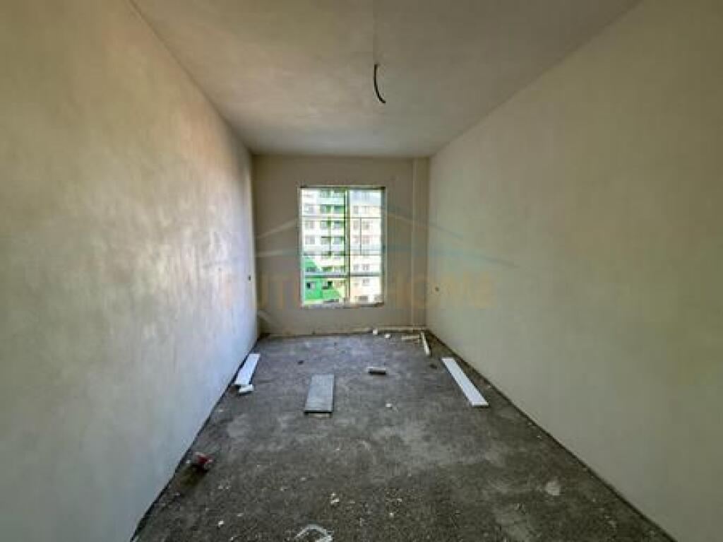 Shitet, Apartament 3+1, Rruga 5 Maji, Tiranë.
