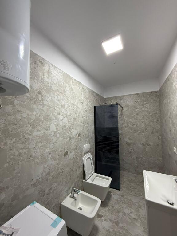 Shitet Apartament 1+1 me Depo dhe Parkim – Shkëmbi i Kavajës