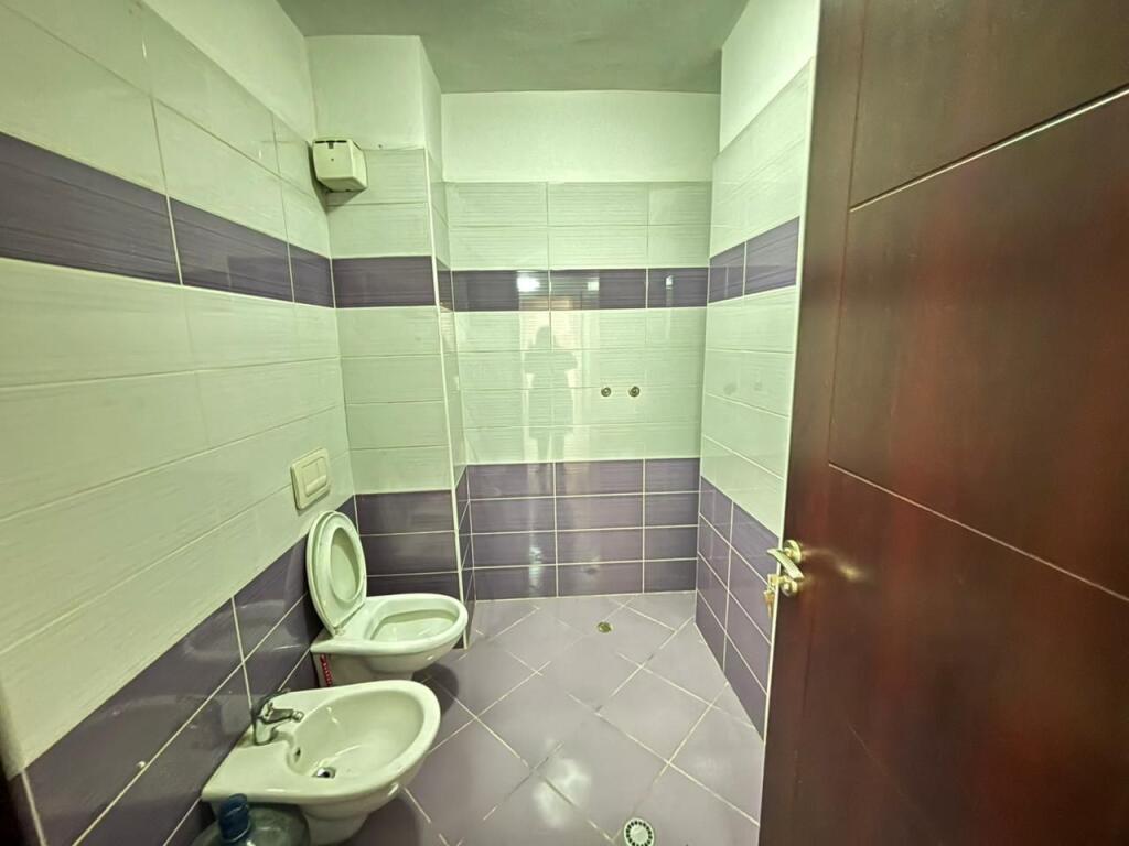 📣 VENDESI Appartamento 2+1 con Balcone 📍 21-Dhjetori, Vicino all'Hotel "Mondial" ✨ 💶 Prezzo 256.000 Euro