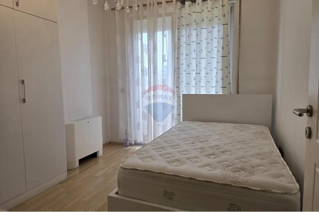 FOR RENT AT THE ZOOLOGICAL GARDEN, PAVAROTI