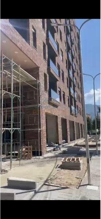 Shitet, Apartament 2+1+2, Rruga 5 Maji, Tiranë.