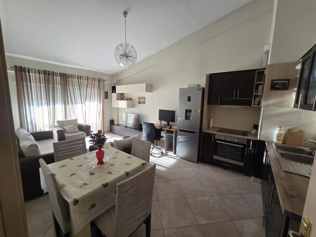 Jepet me qera apartament 1+1 ,Rruga e Teleferikut/Fresk!
