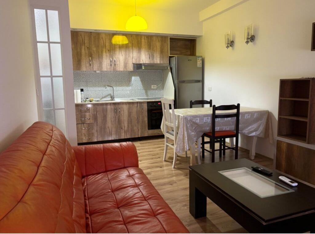 APARTAMENT ME QERA 1+1 QYTET STUDENTI 52.000 LEKE