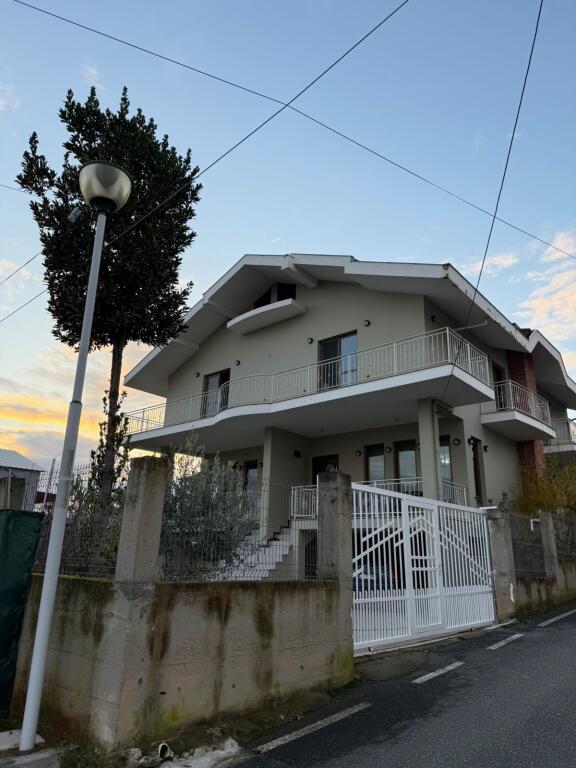 Shitet vile 3 kateshe me cati (me 2 hyrje)