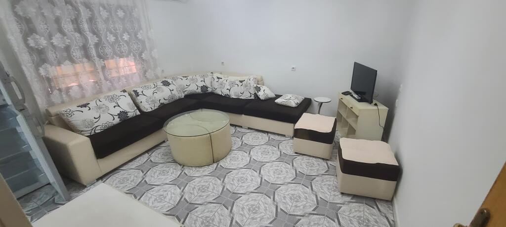Jepet me qera apartament 2+1 te kompleksi “Xhura” në Porcelan!