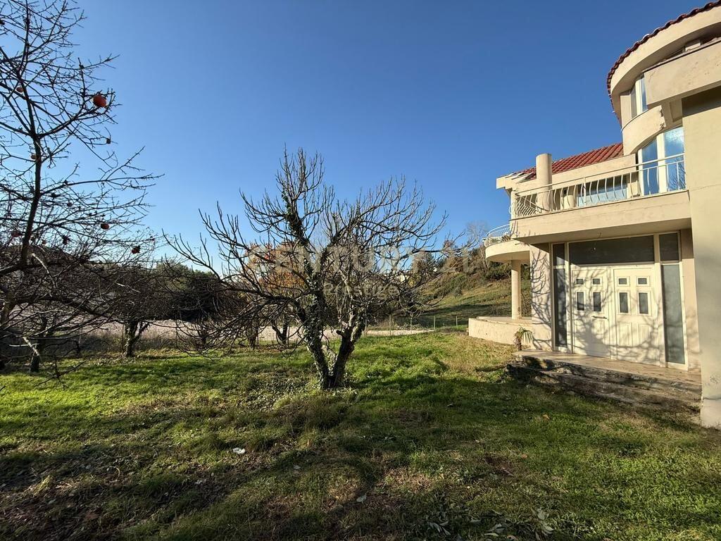Villa su due piani in vendita a Shkoze di fronte a News 24!