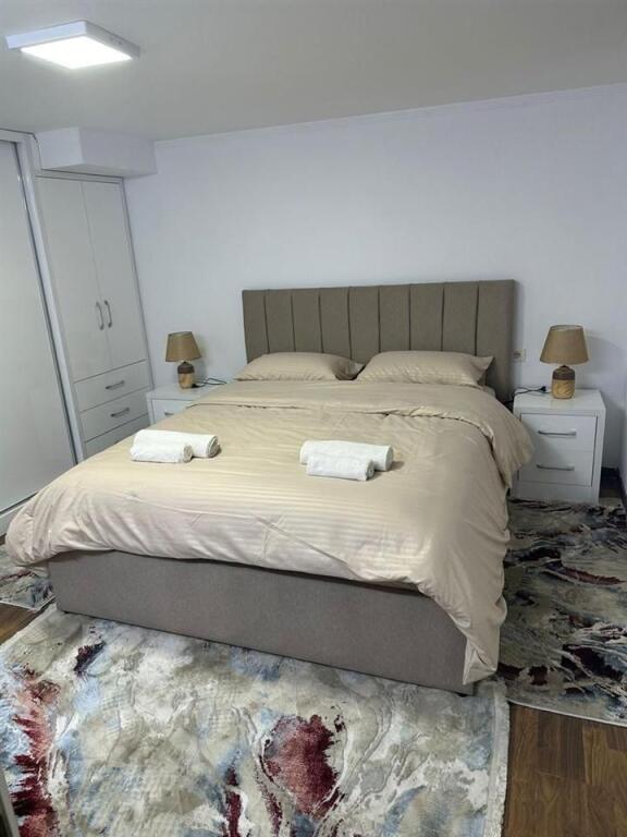 JEPET ME QIRA 1+1 ASTIR 60.000 LEKE