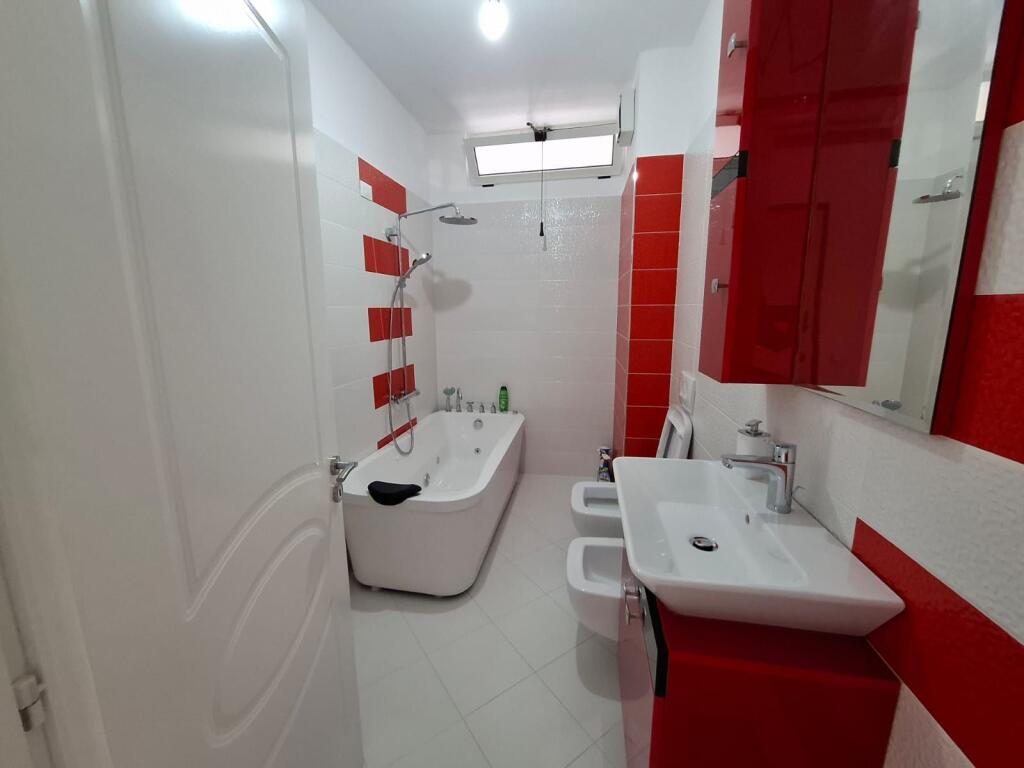 Shitet Apartament 2+1