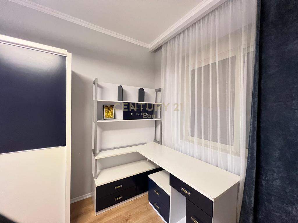 Shitet, Apartament 3+1+2, Prane Markates Durres !