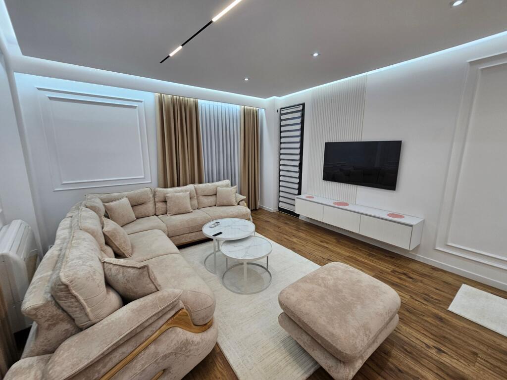 Tek Bulevardi I Ri Jepet Me Qira Apartament 2+1+Parkim Me Mobilim Modern!