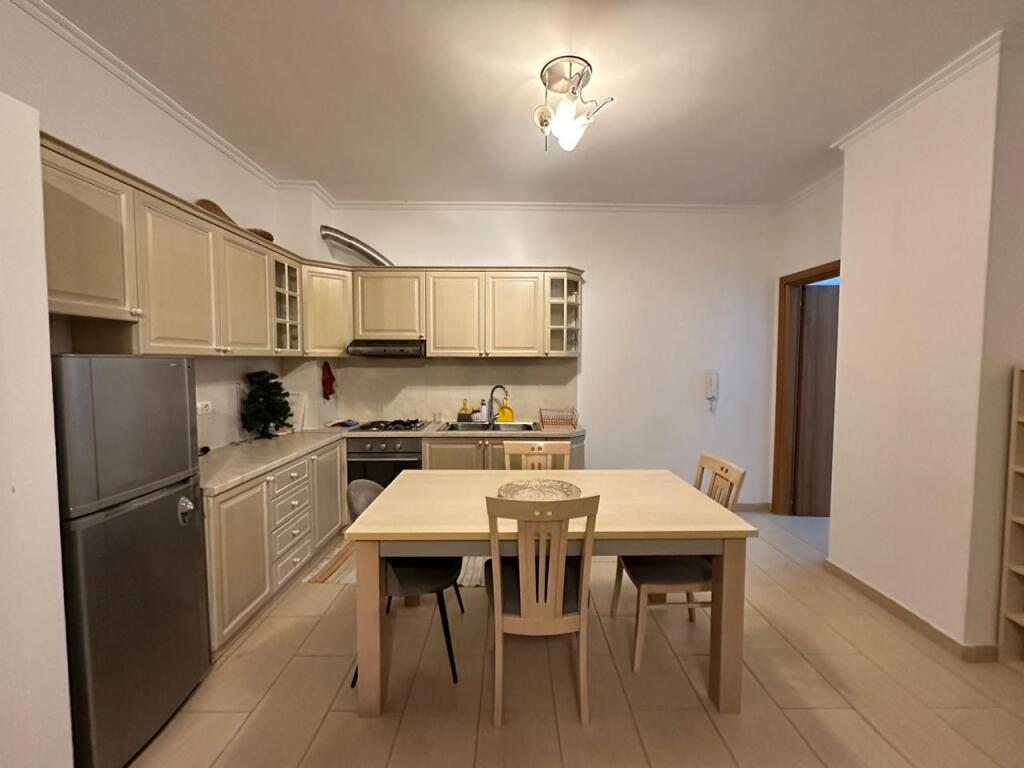 Apartament 2+1 me Qira Prane Pazarit te Ri