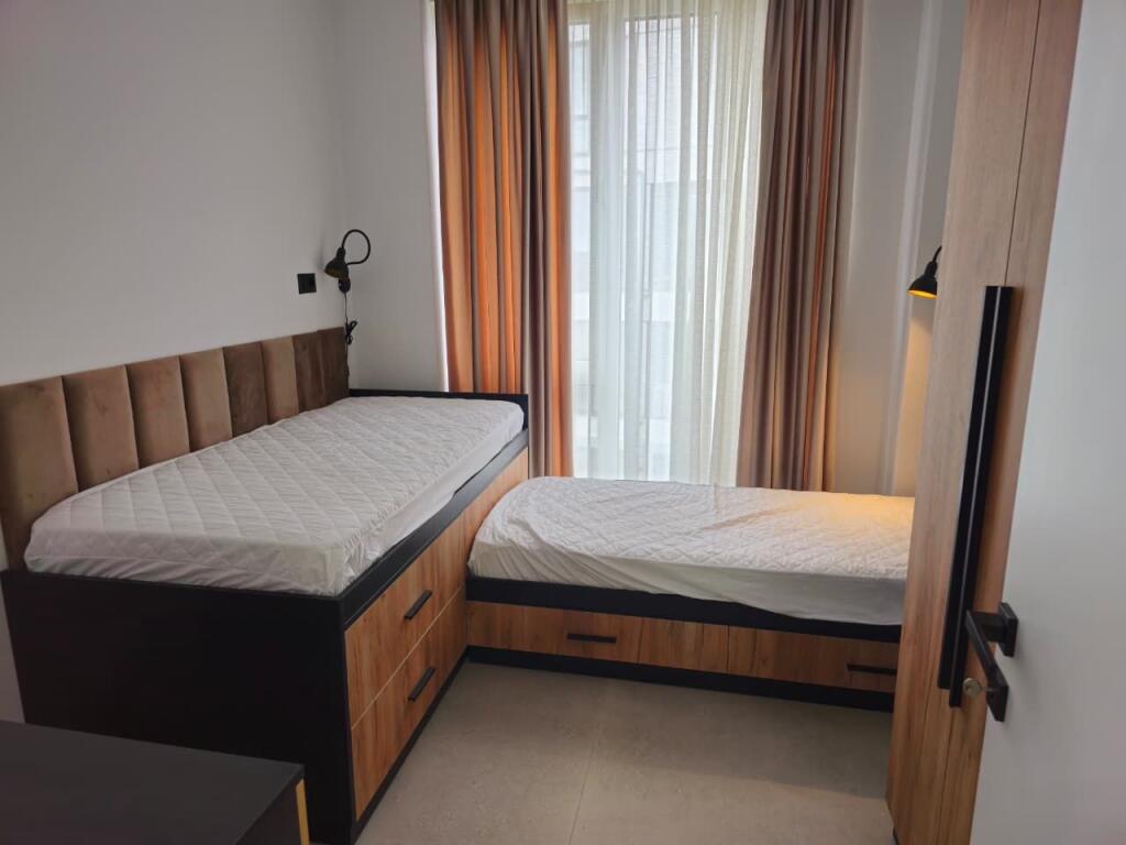 🏡 Jepet me Qira – Apartament 2+1, Liqeni i Thatë, Forest Green
