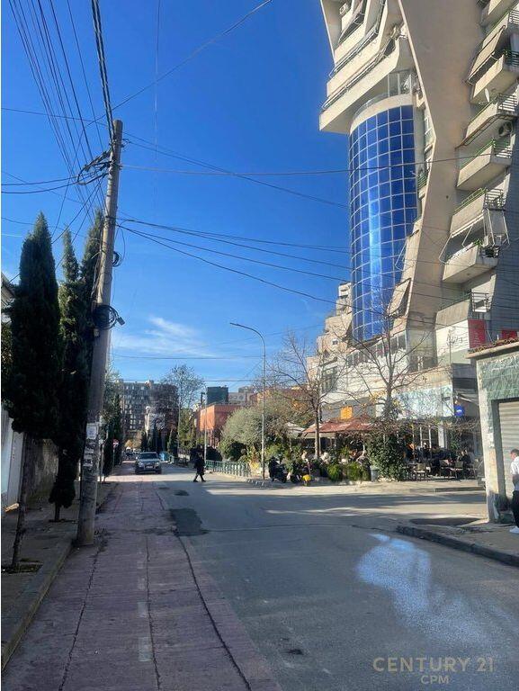 Shitet Dyqan Buzë Rruge – Shkolla “Partizani”