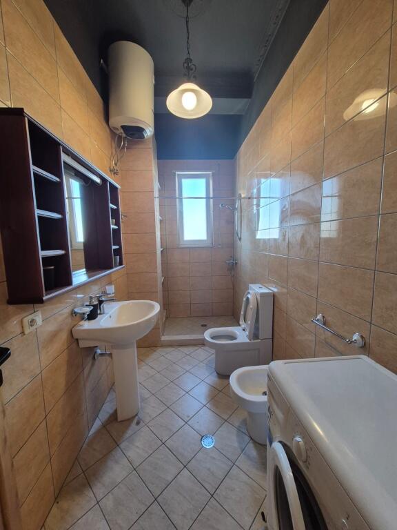 1+1,te blloku i ambasadave rruge e kavajes,cmimi 600 euro