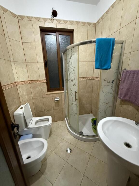 Shitet vile 3 kateshe me cati (me 2 hyrje)