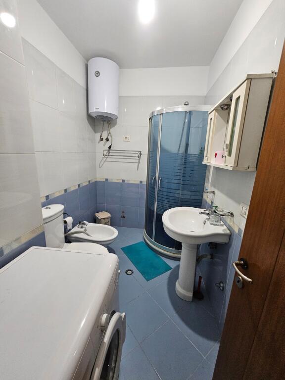 Tek Rruga E Kavajes Jepet Me Qira Apartament 2+1 I Mobiluar!