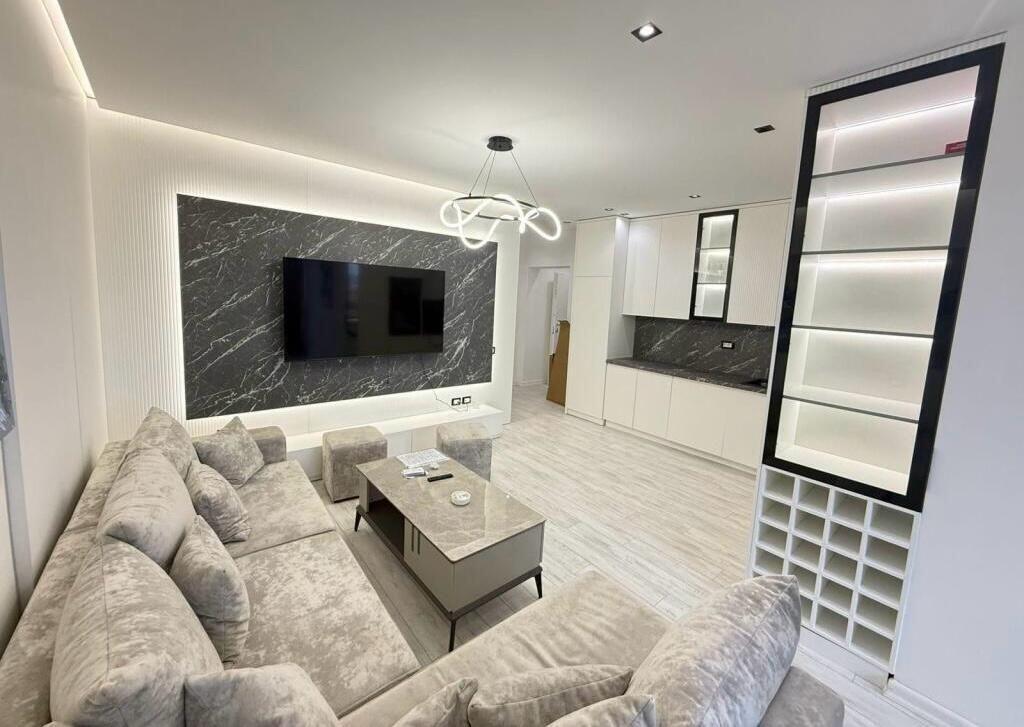 📌 Jepet apartment 3+1+3 poste parkimi me qira te Kompleksi Delijorgji
