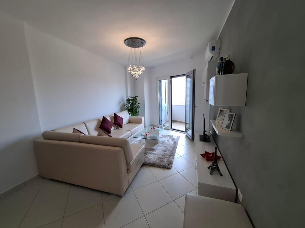 Shitet Apartament 2+1