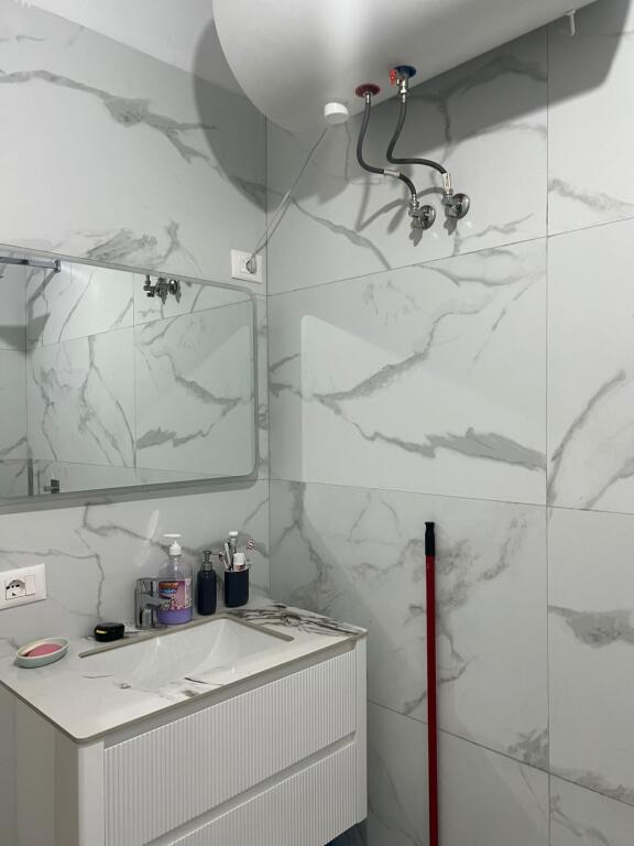 Shitet apartament 2+1+bllk —- 1100€/m2