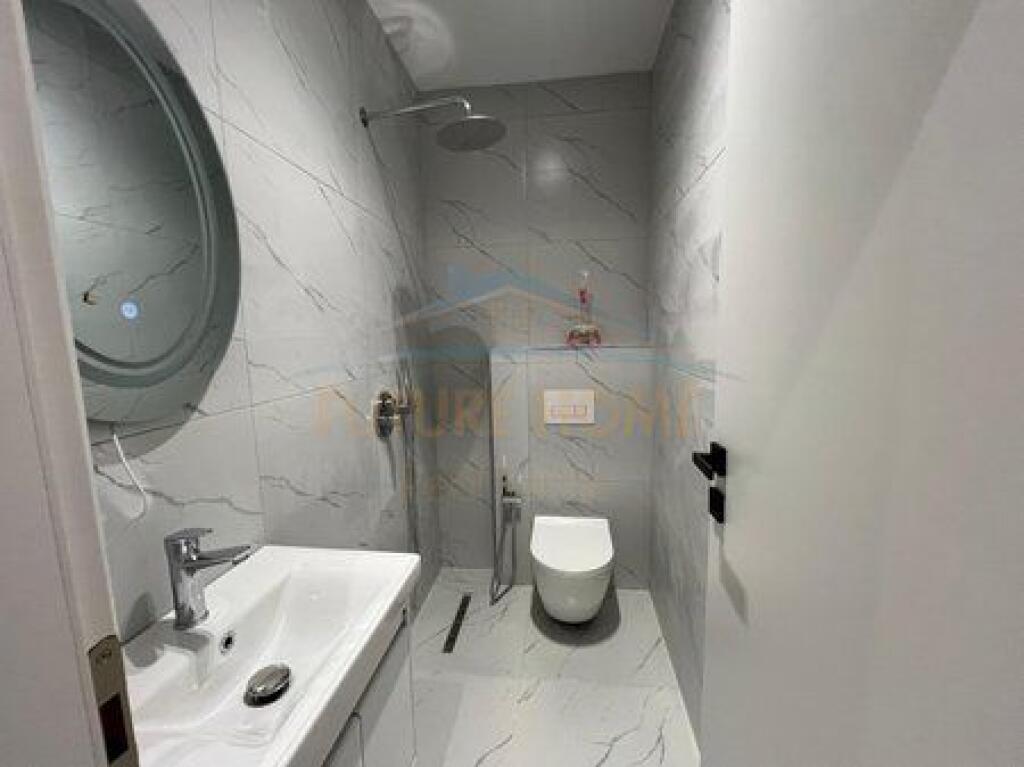 Shitet, Apartament 1+1, Komuna e Parisit, Tirane