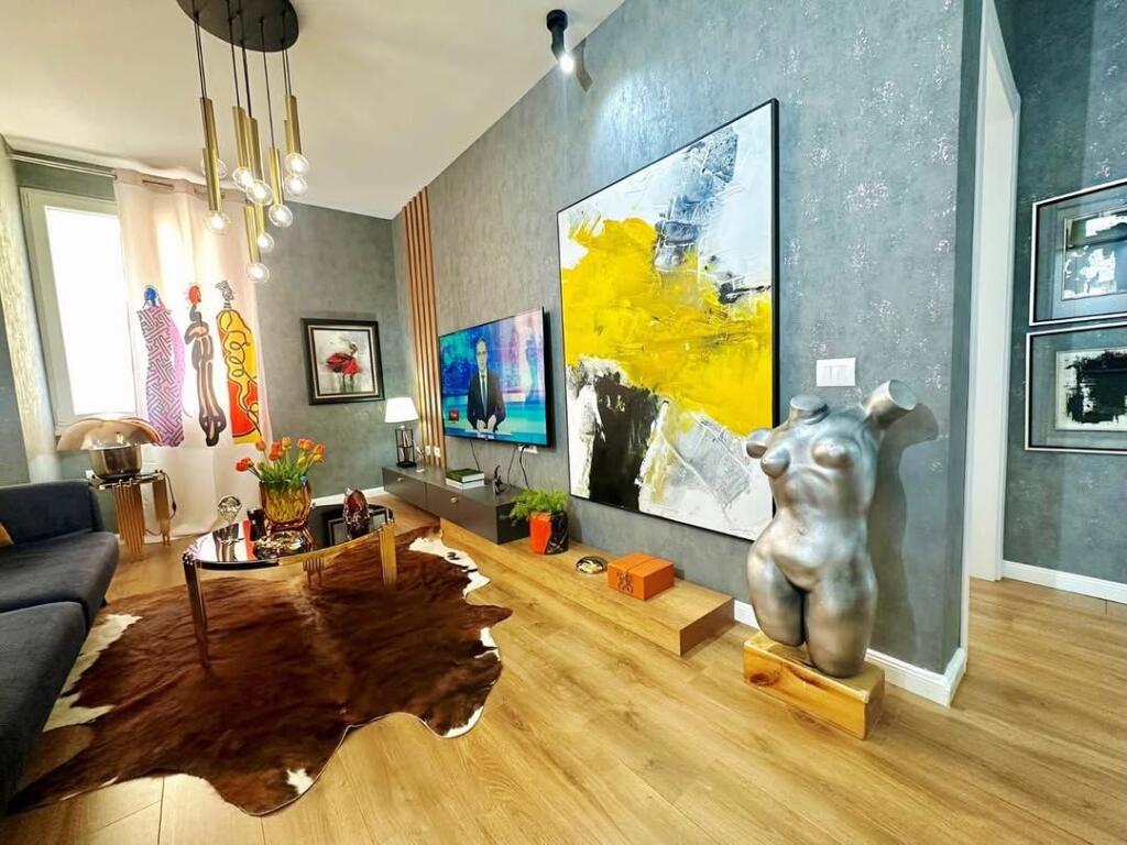 21 Dhjetori, Brenda Unazes se Vogel shesim: apartament 1+1