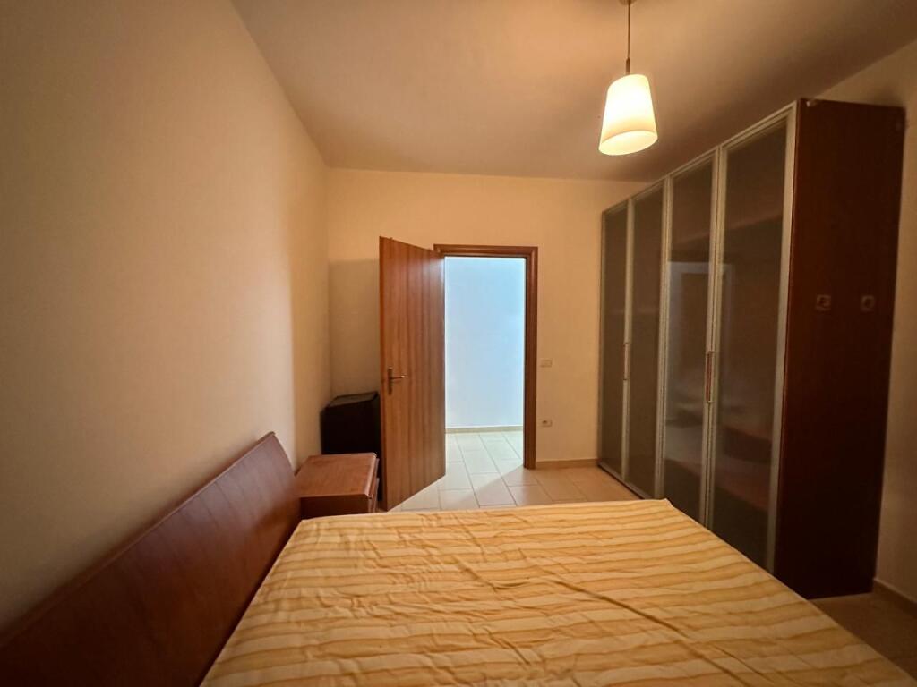 Apartament 2+1 me Qira Prane Pazarit te Ri