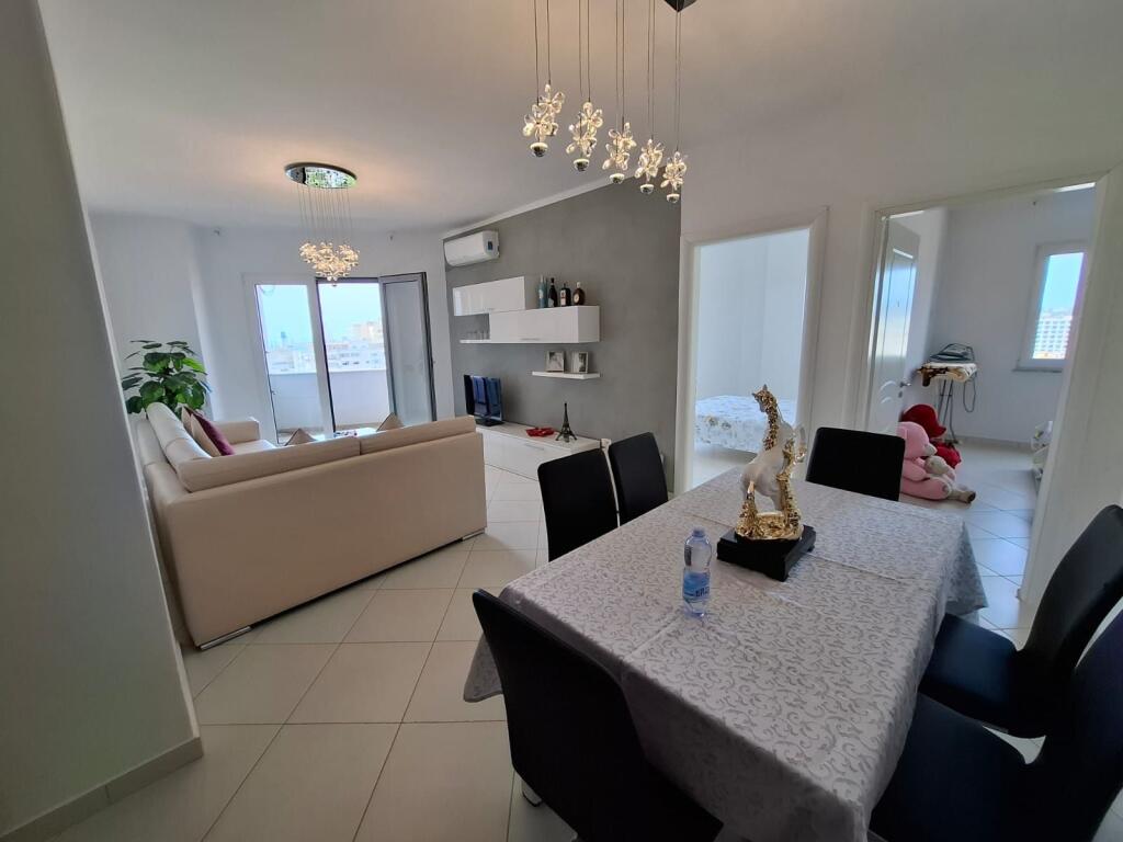 Shitet Apartament 2+1