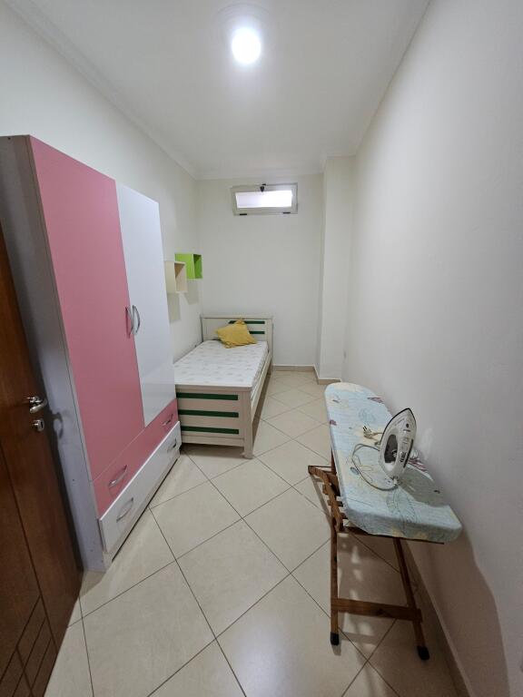 Tek Rruga E Kavajes Jepet Me Qira Apartament 2+1 I Mobiluar!