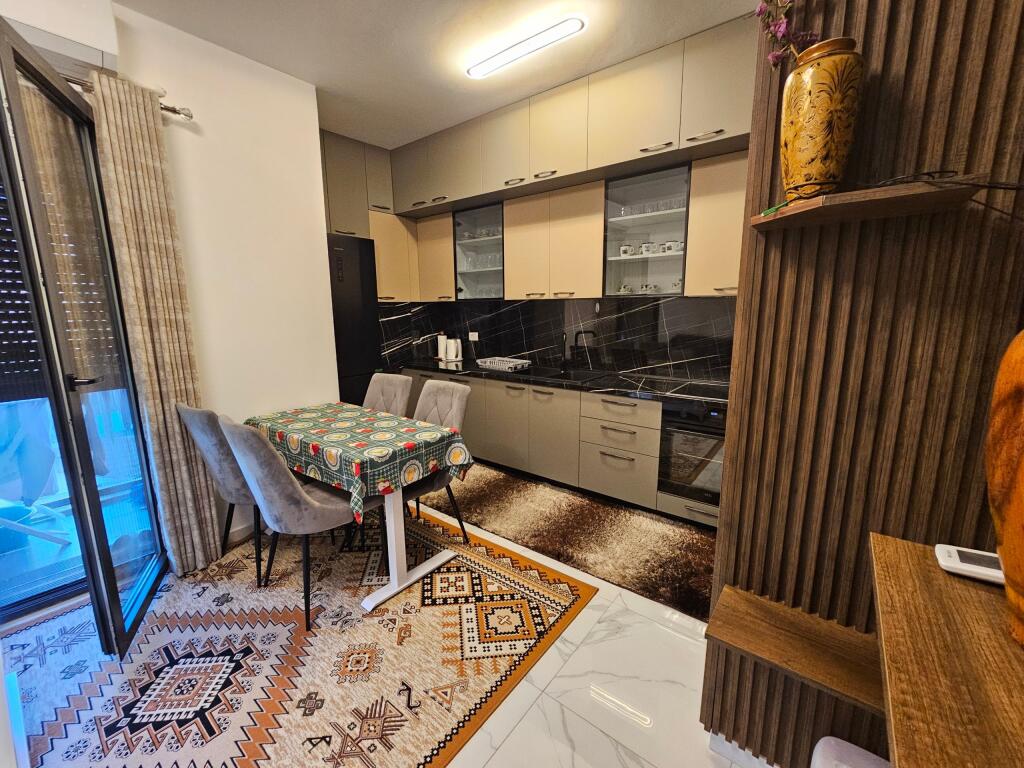 Ne Porcelan Shitet Apartament 2+1 I Mobiluar!