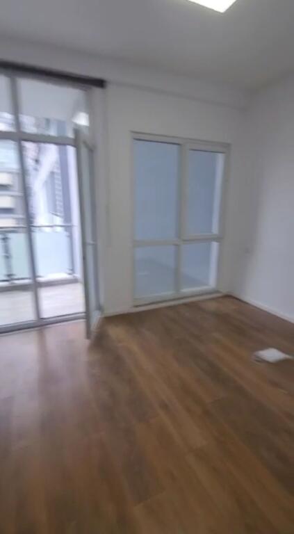 Jepet me qera apartament 1+1 per zyra te Komuna e Parisit,komoleksi "Kika 2"