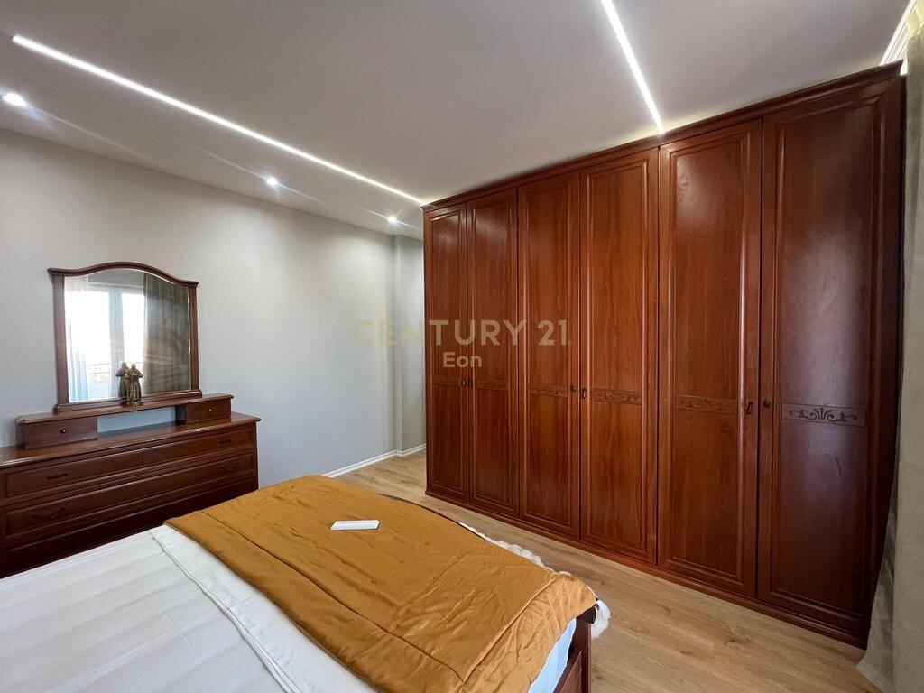 Shitet, Apartament 3+1+2, Prane Markates Durres !