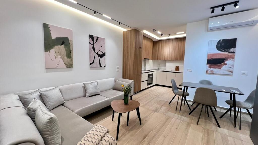 Me Qera : 1+1📍Zogu i Zi (Prane Ring Center) - 75.000 Lek - S.70m² - Pllt.V 2025 || I Pabanuar me Parë &amp; Arreduar me Arkitekt✨️