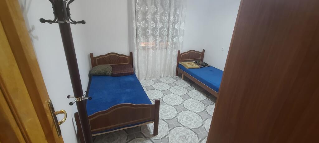 Jepet me qera apartament 2+1 te kompleksi “Xhura” në Porcelan!