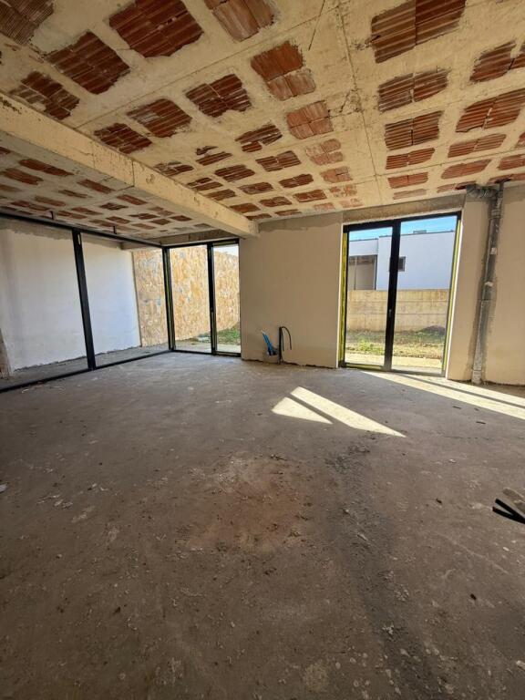 🏡 Vilë me Pishinë në Farkë – Shitje