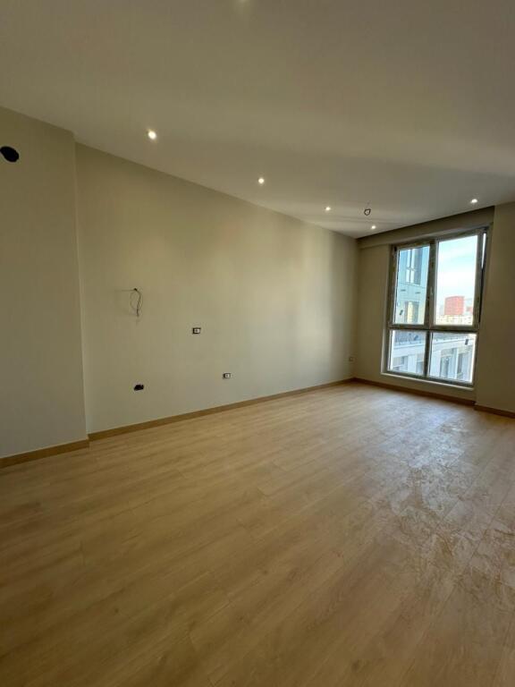 🏢 Jepet me Qira – Zyra + Post Parkimi | Komuna e Parisit