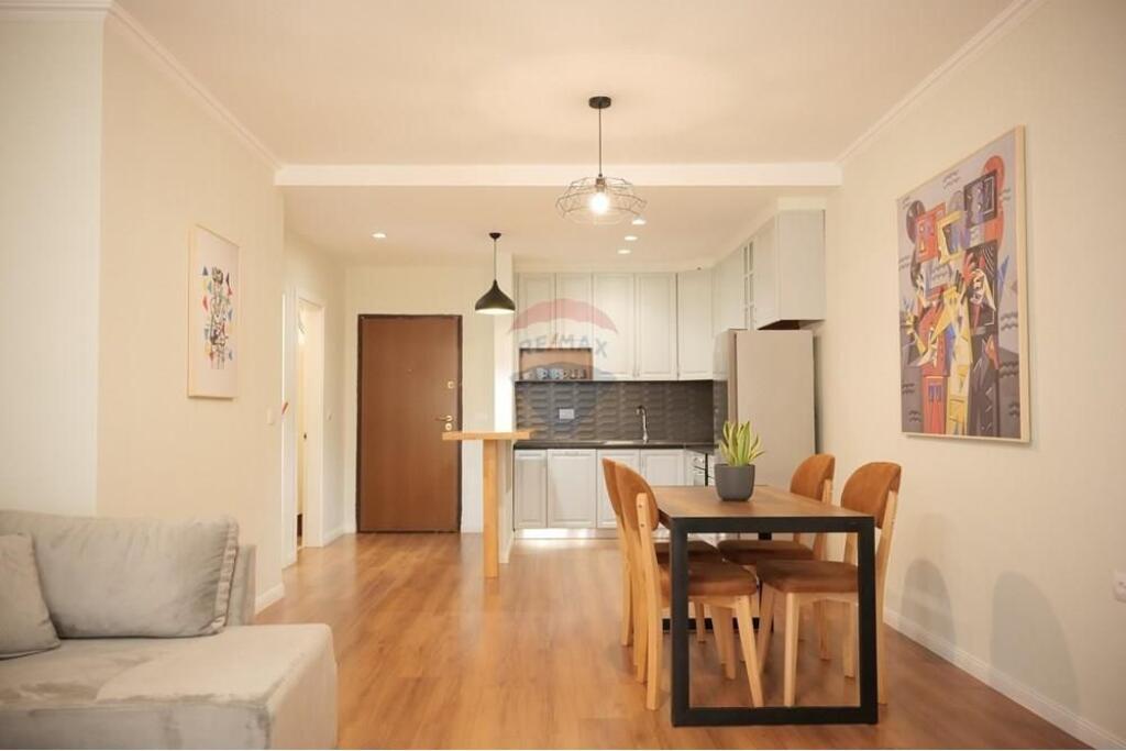 ME QIRA 1+1 PRANE NOBIS