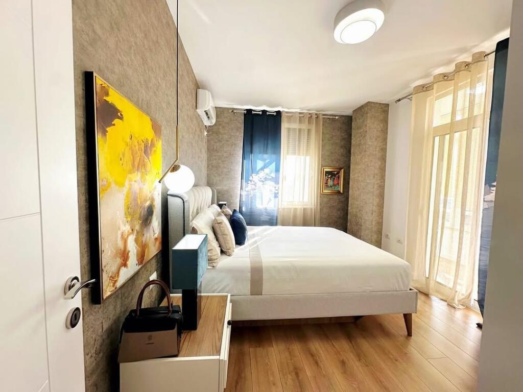 21 Dhjetori, Brenda Unazes se Vogel shesim: apartament 1+1