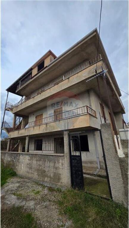 Ndërtesë 4-Katëshe në Shitje