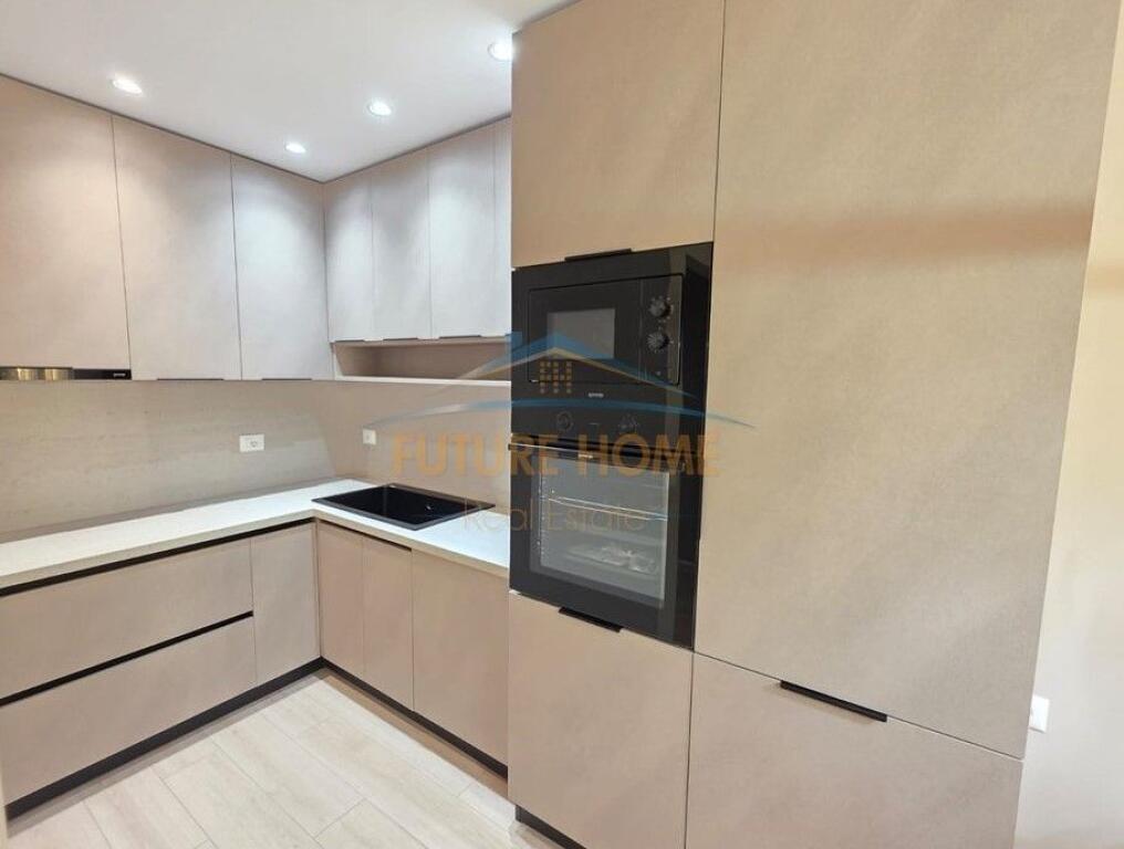 Shitet, Apartament 2+1+2, pranë në Ish Ekspozita, Tiranë