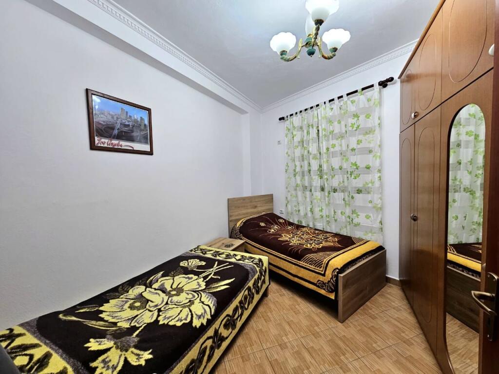 🏢Ne zonen e Freskut,prane Restorant Deliu jepet me qera apartament 2+1+2,i mobiluar. 45,000Leke
