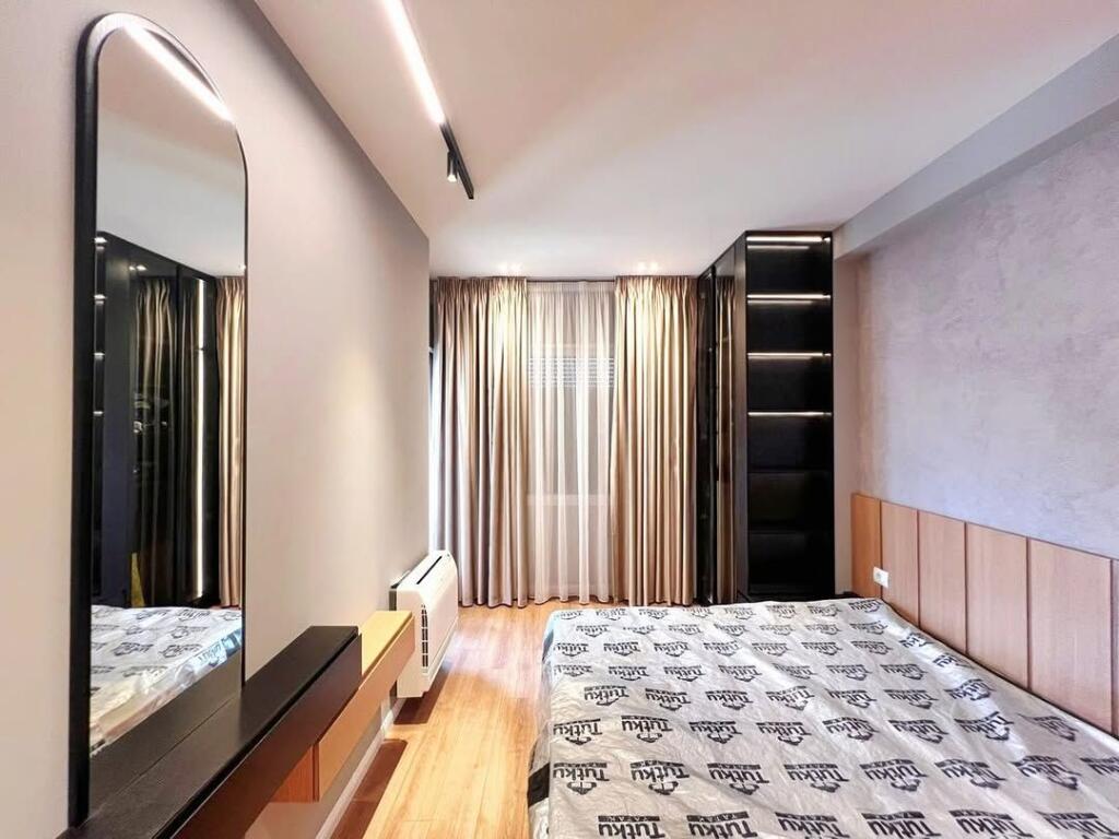 ACCANTO ALLA STRADA DI KAVAJË, Ospedale Americano 3