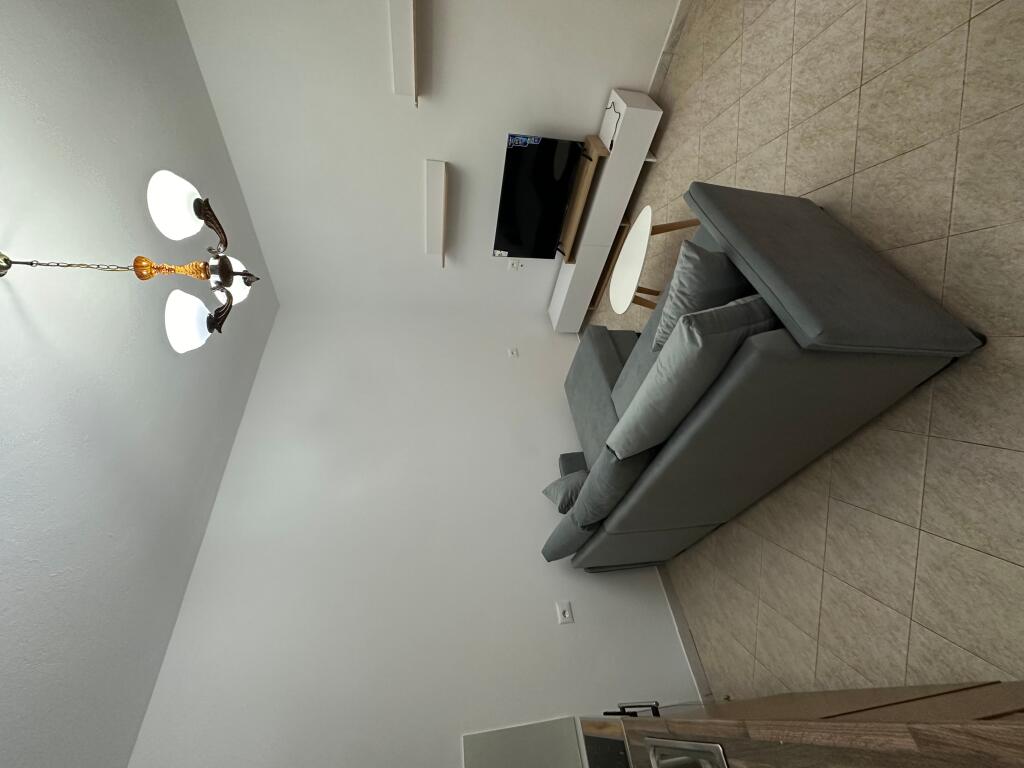 Jepet me qera shtepi 1+1 e mobiluar ne Ali Dem