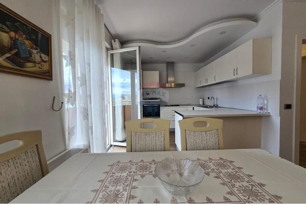 FOR RENT AT THE ZOOLOGICAL GARDEN, PAVAROTI