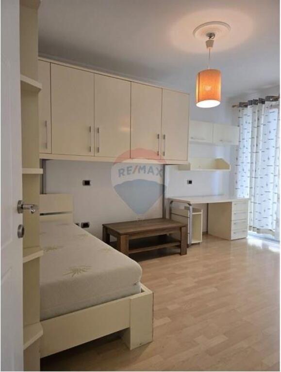 FOR RENT AT THE ZOOLOGICAL GARDEN, PAVAROTI